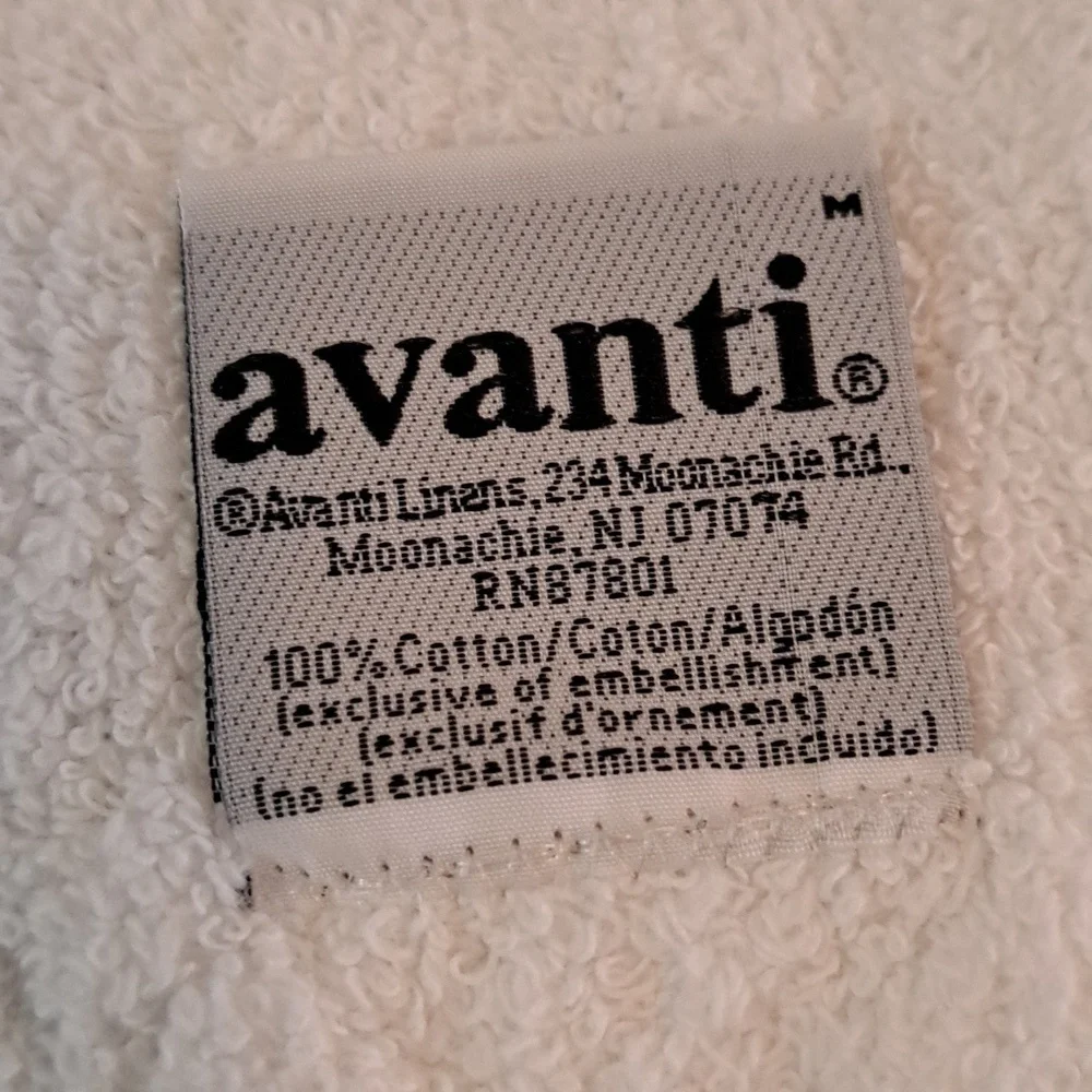 2 fingertip towels with acylic holder